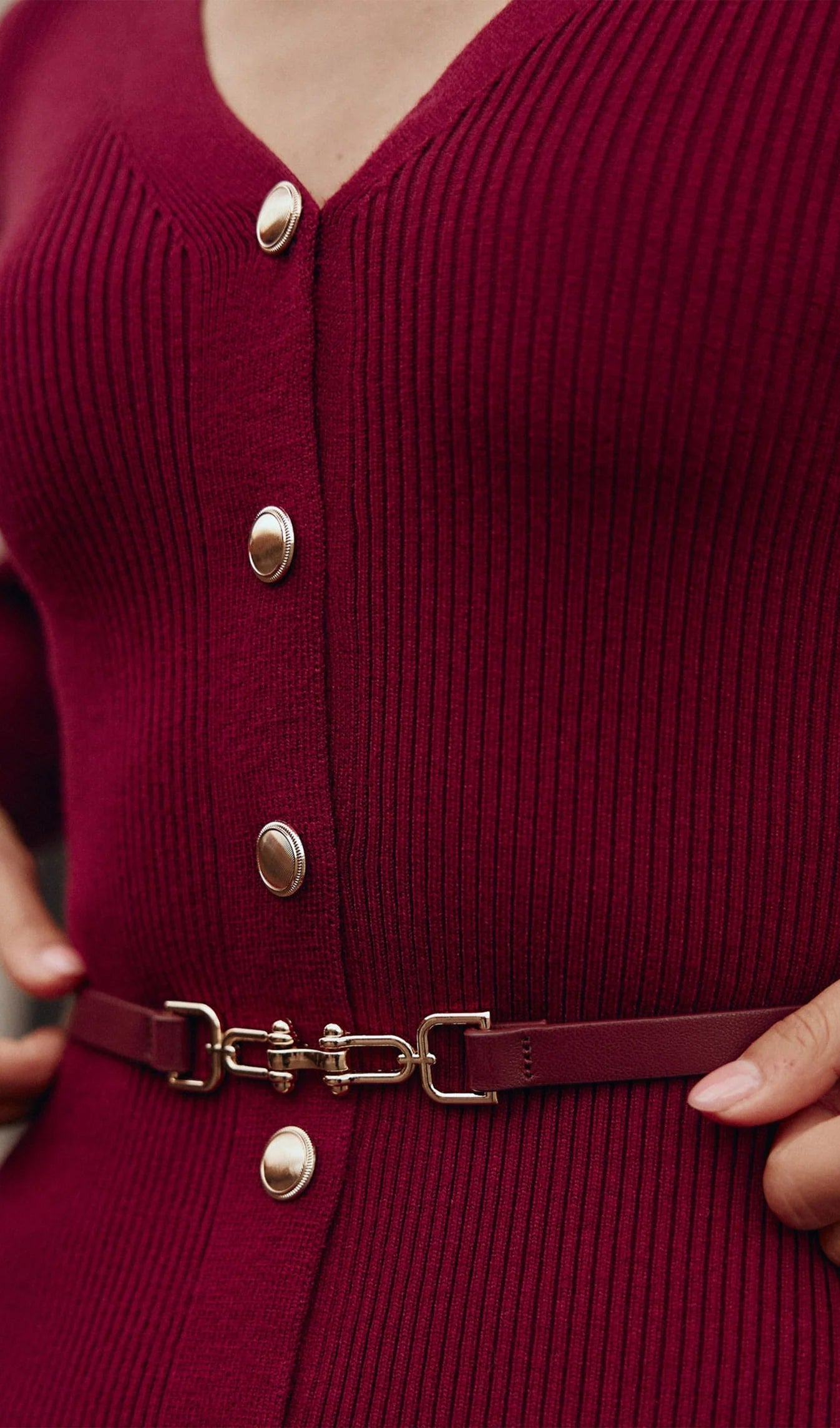 V Yaka Kemerli Örme Midi Elbise