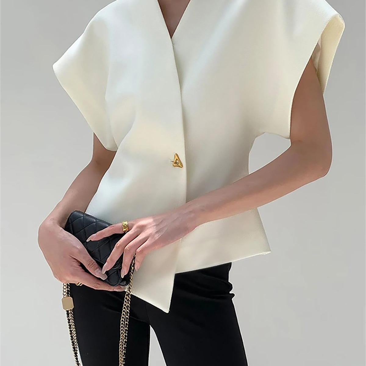 Beyaz Minimal Altın Detaylı Kolsuz Bluz