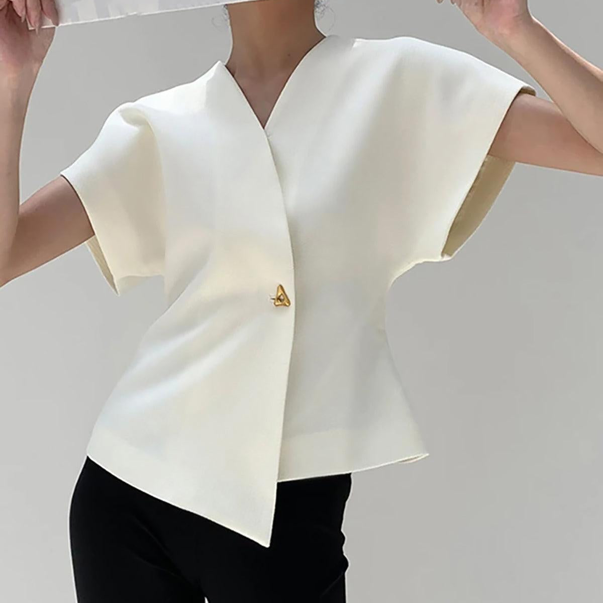 Beyaz Minimal Altın Detaylı Kolsuz Bluz