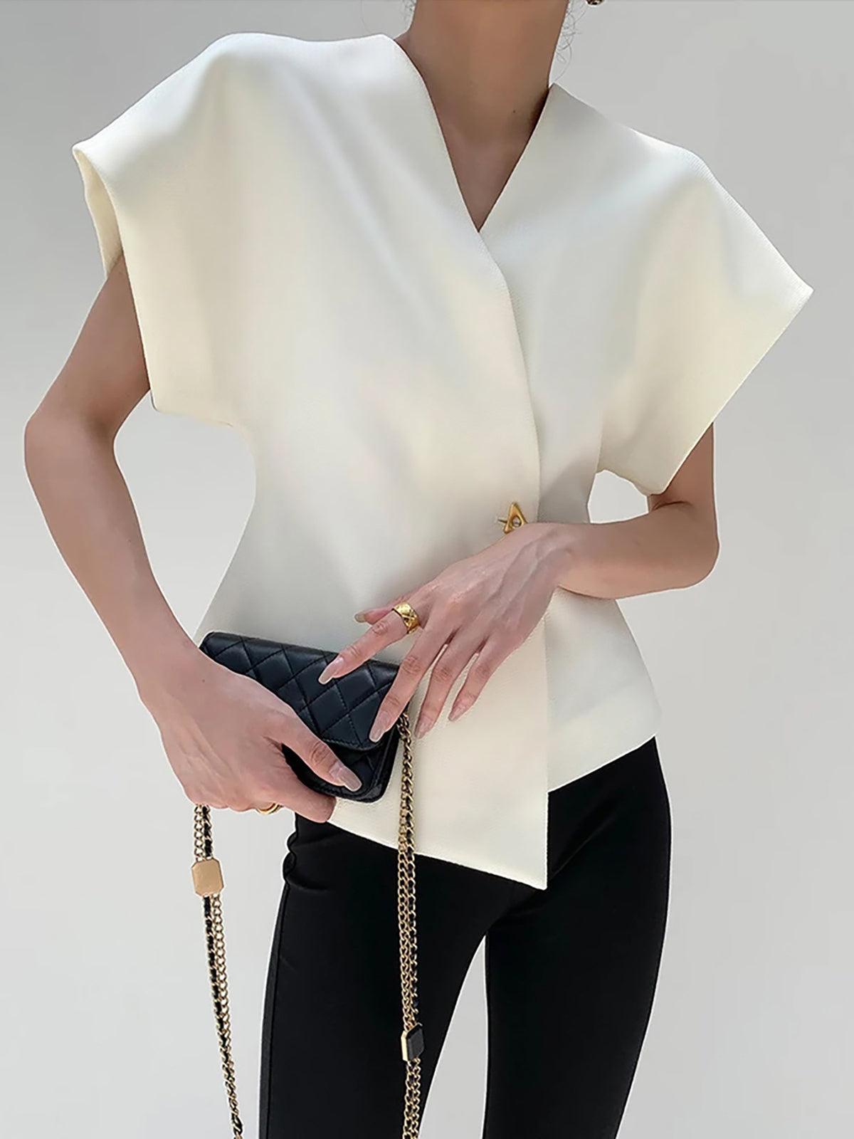 Beyaz Minimal Altın Detaylı Kolsuz Bluz