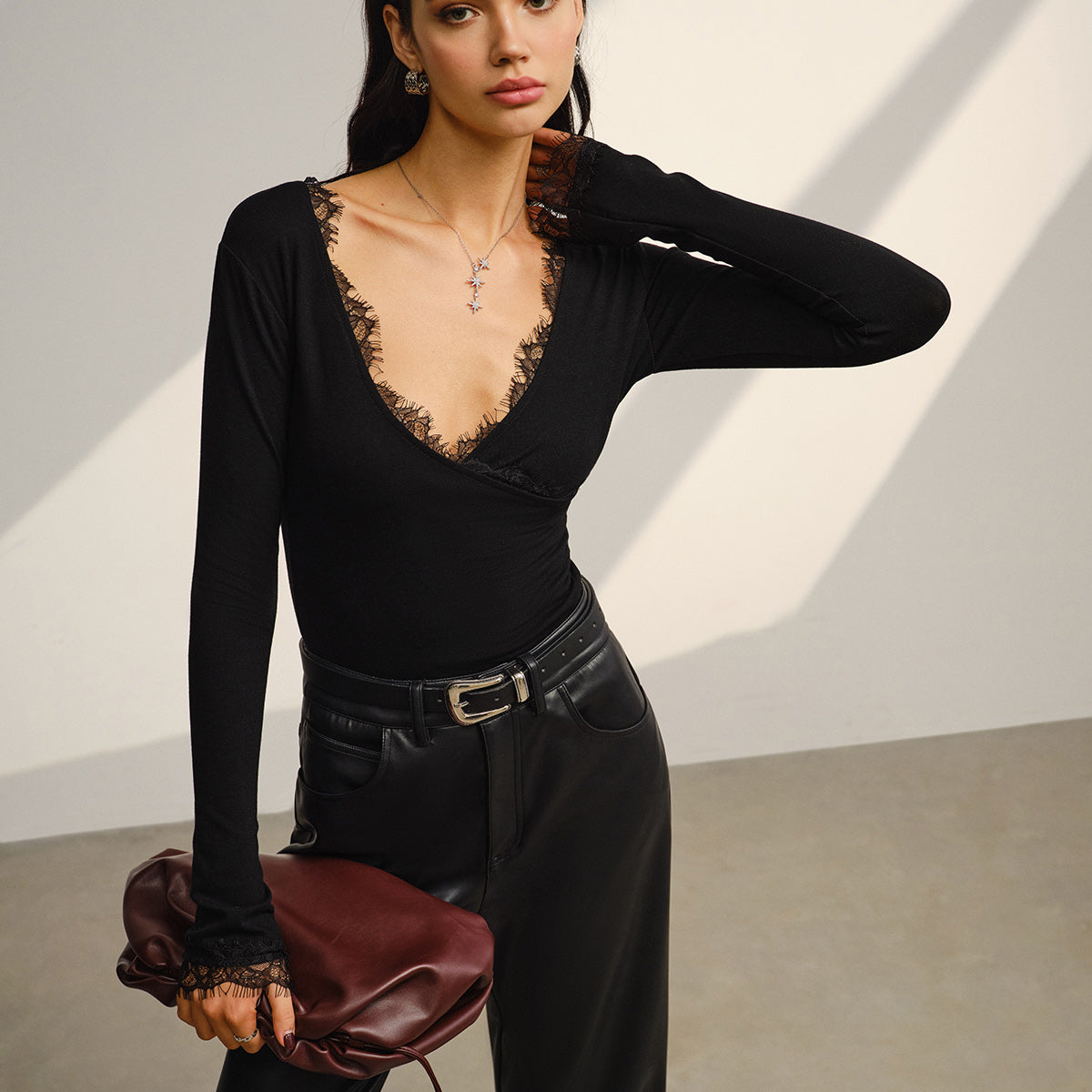 Zarif Dantel Detaylı V-Yaka Bluz