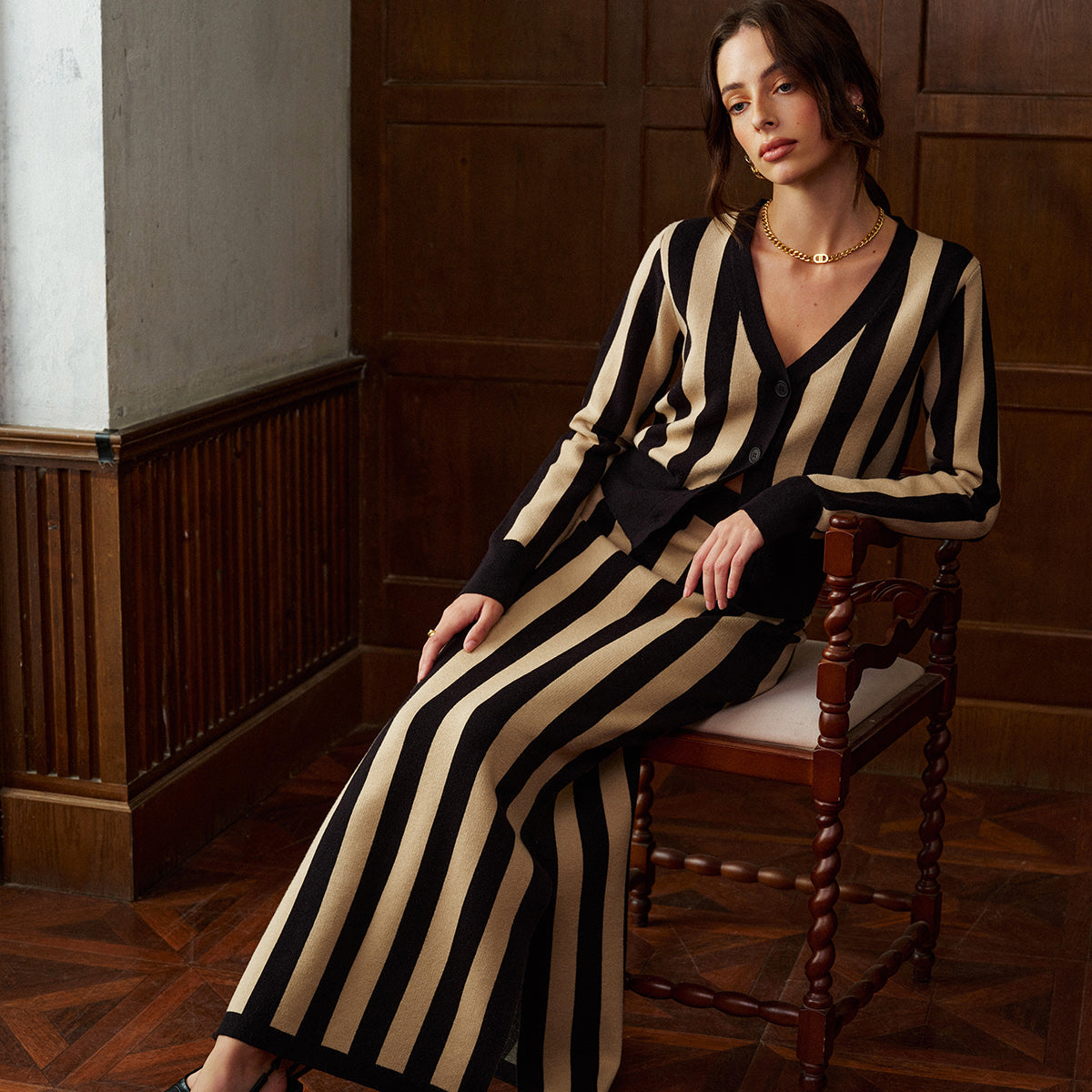Two-Tone Pinstripe V-Neck Button Kazak Etek Takımı