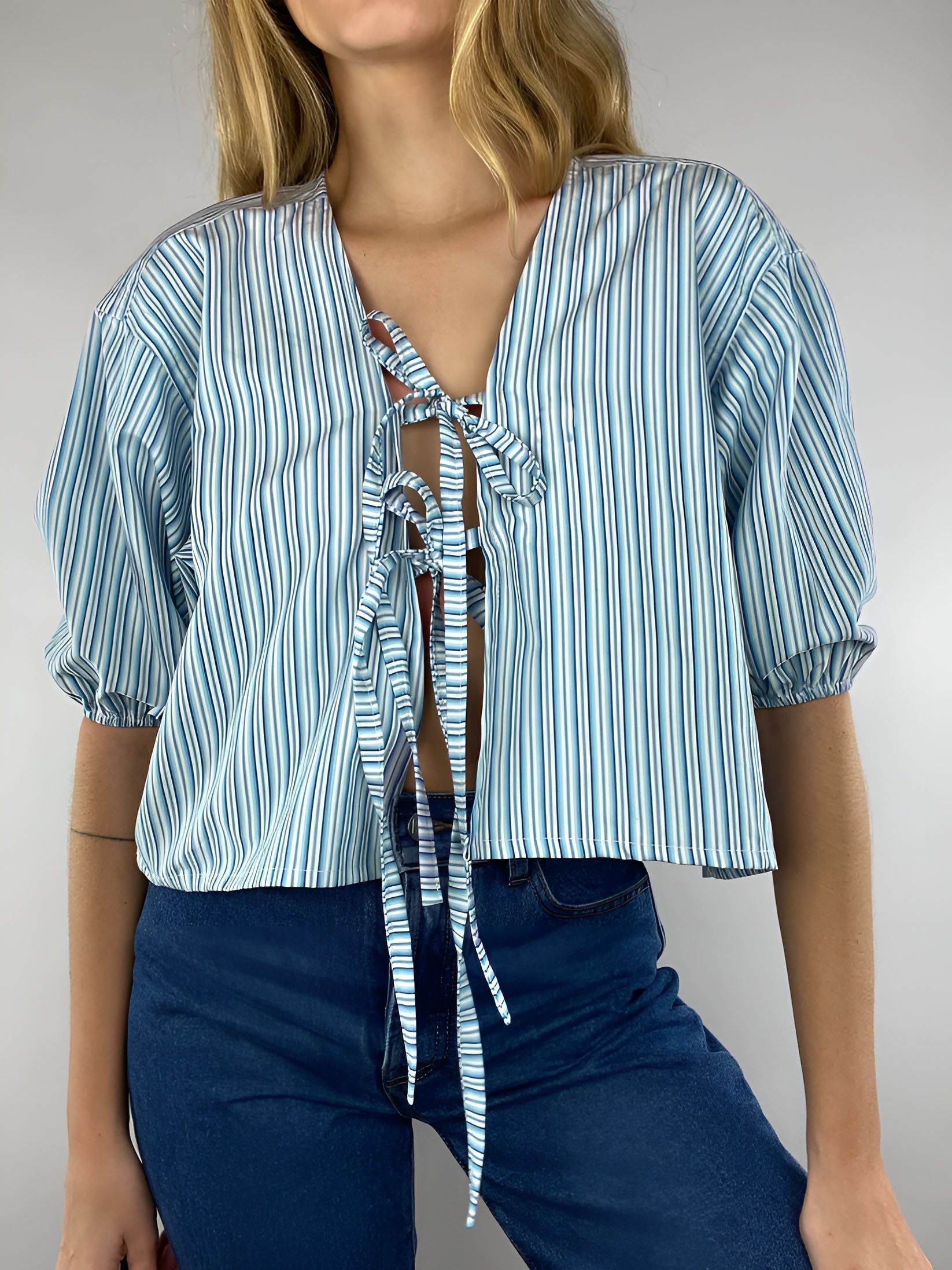 Breezy Stripes Bağlama Detaylı Bluz