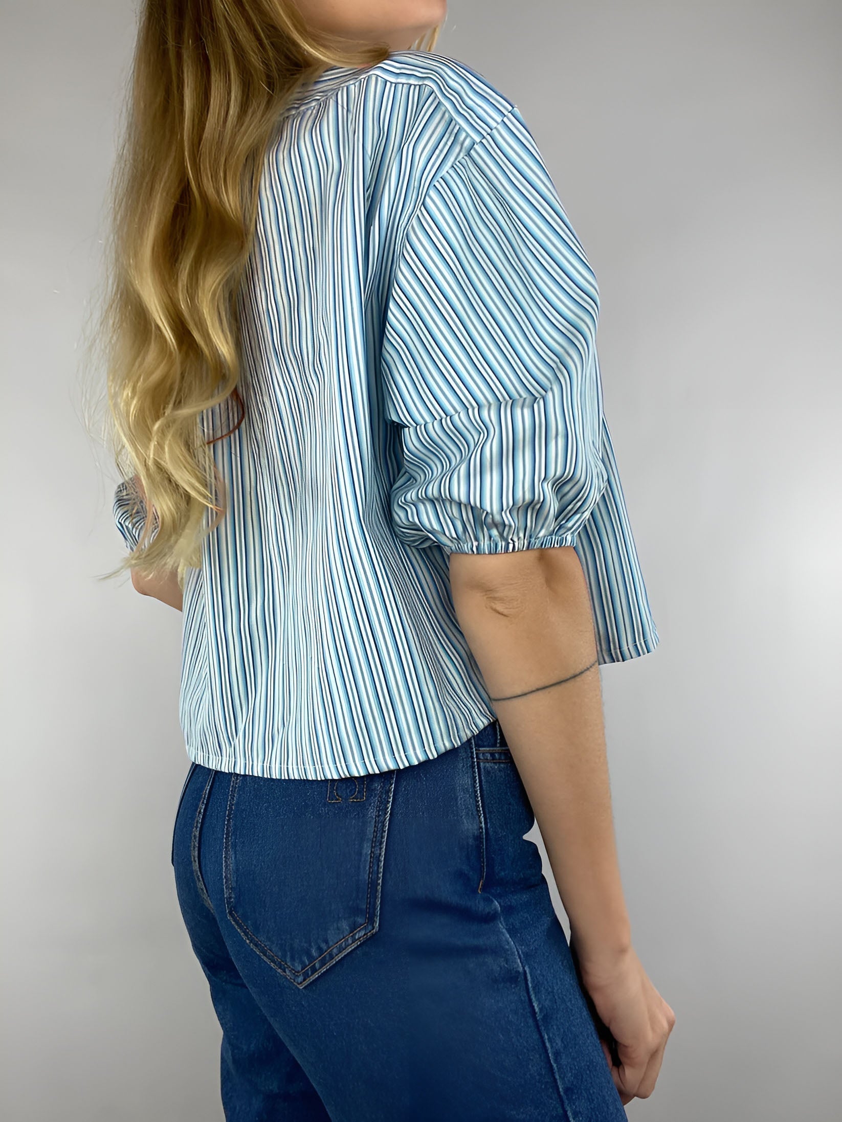 Breezy Stripes Bağlama Detaylı Bluz