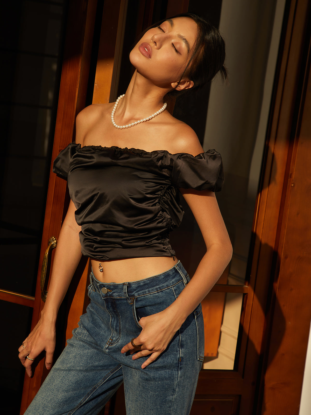 Elegant Satin Off-Shoulder Bluz