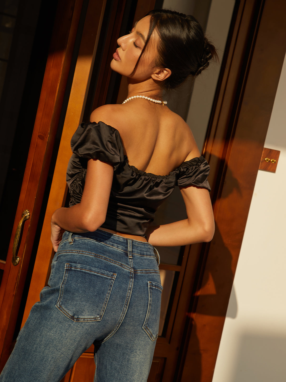 Elegant Satin Off-Shoulder Bluz