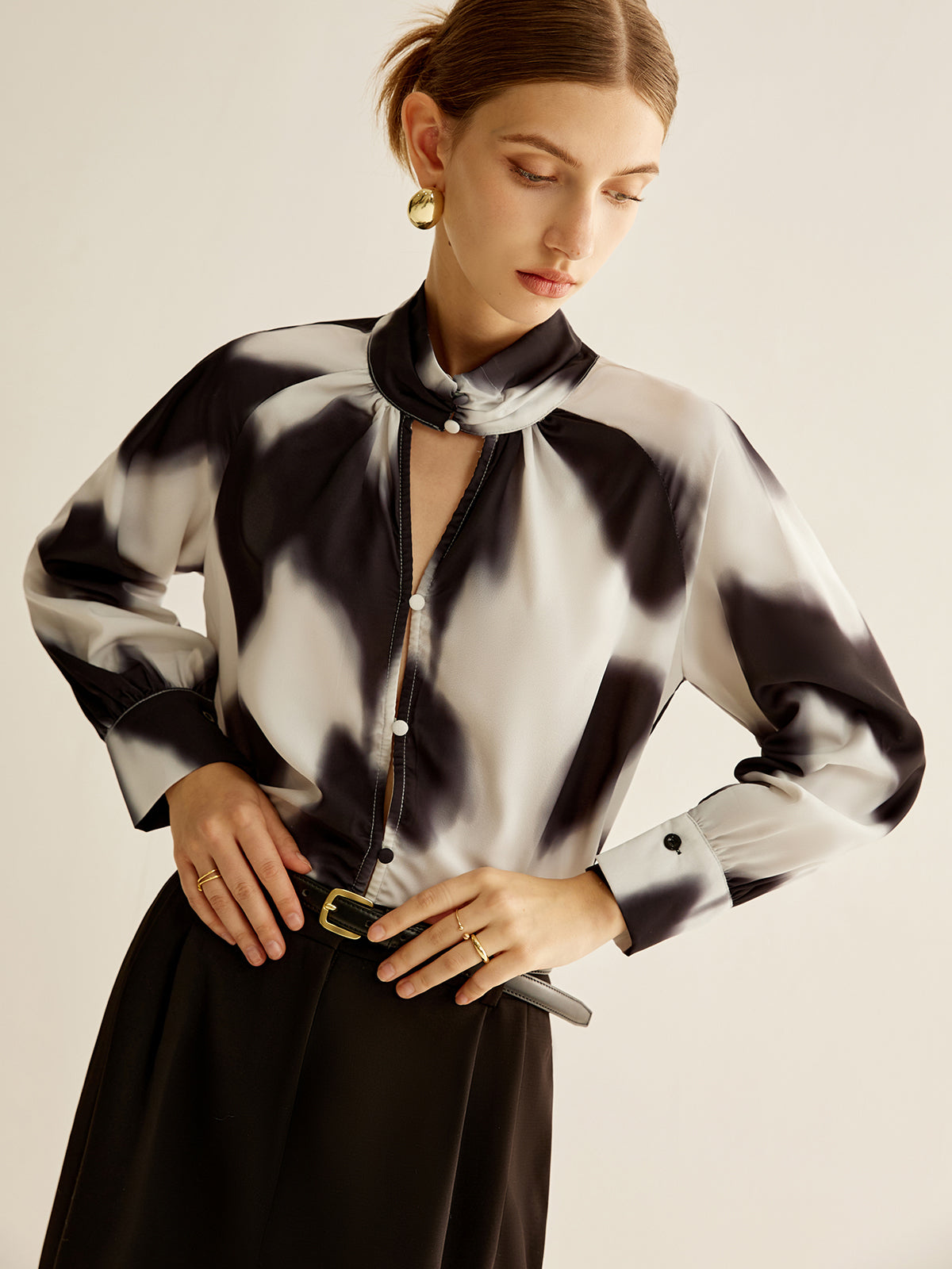 Monochrome Elegance Fular Detaylı Bluz