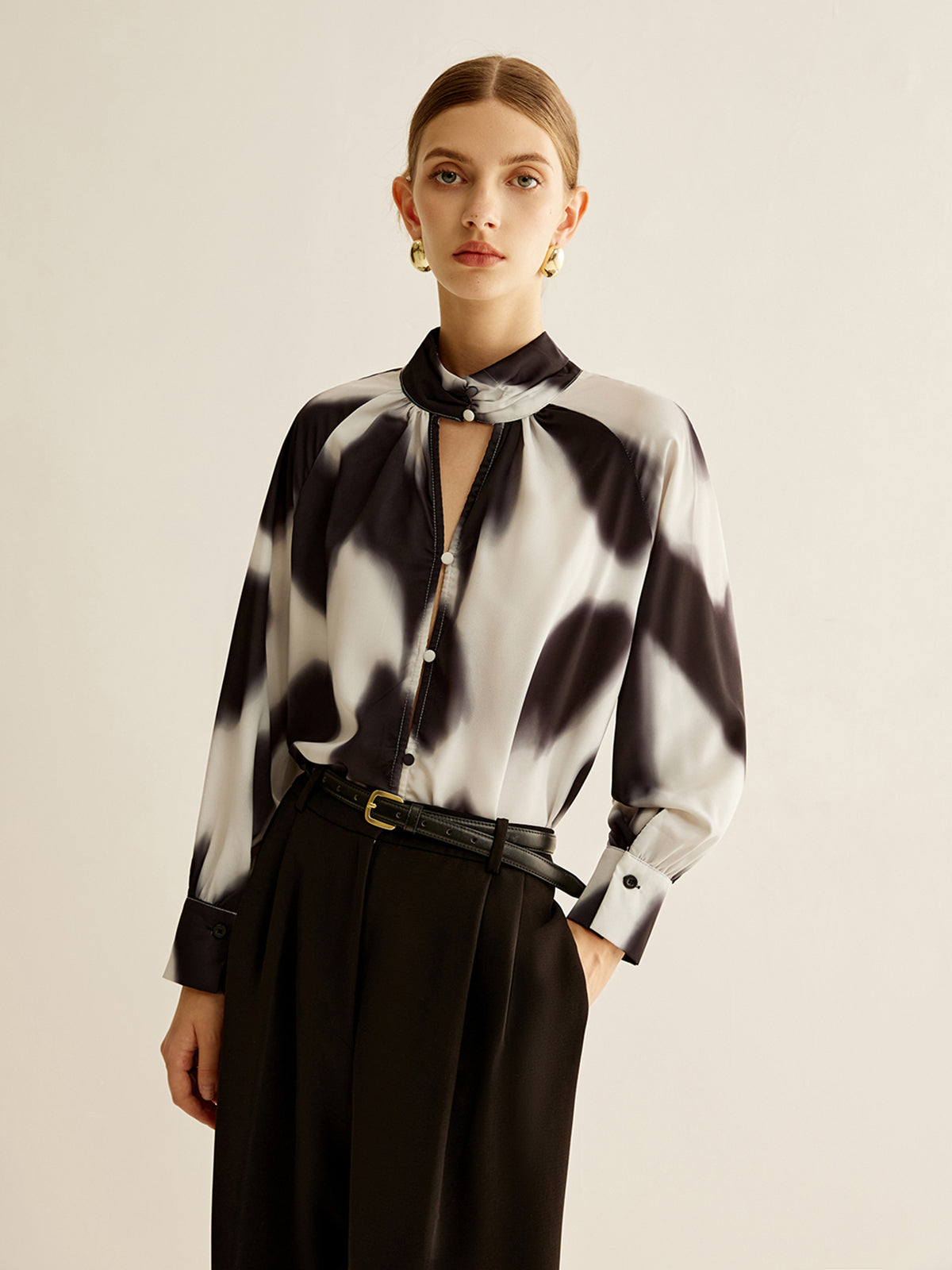 Monochrome Elegance Fular Detaylı Bluz