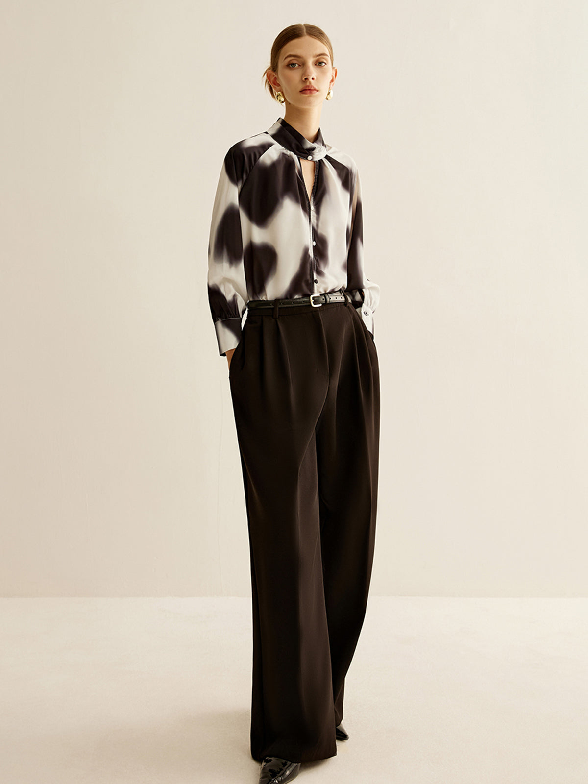 Monochrome Elegance Fular Detaylı Bluz