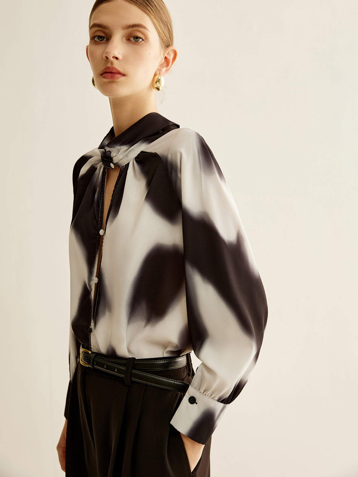 Monochrome Elegance Fular Detaylı Bluz