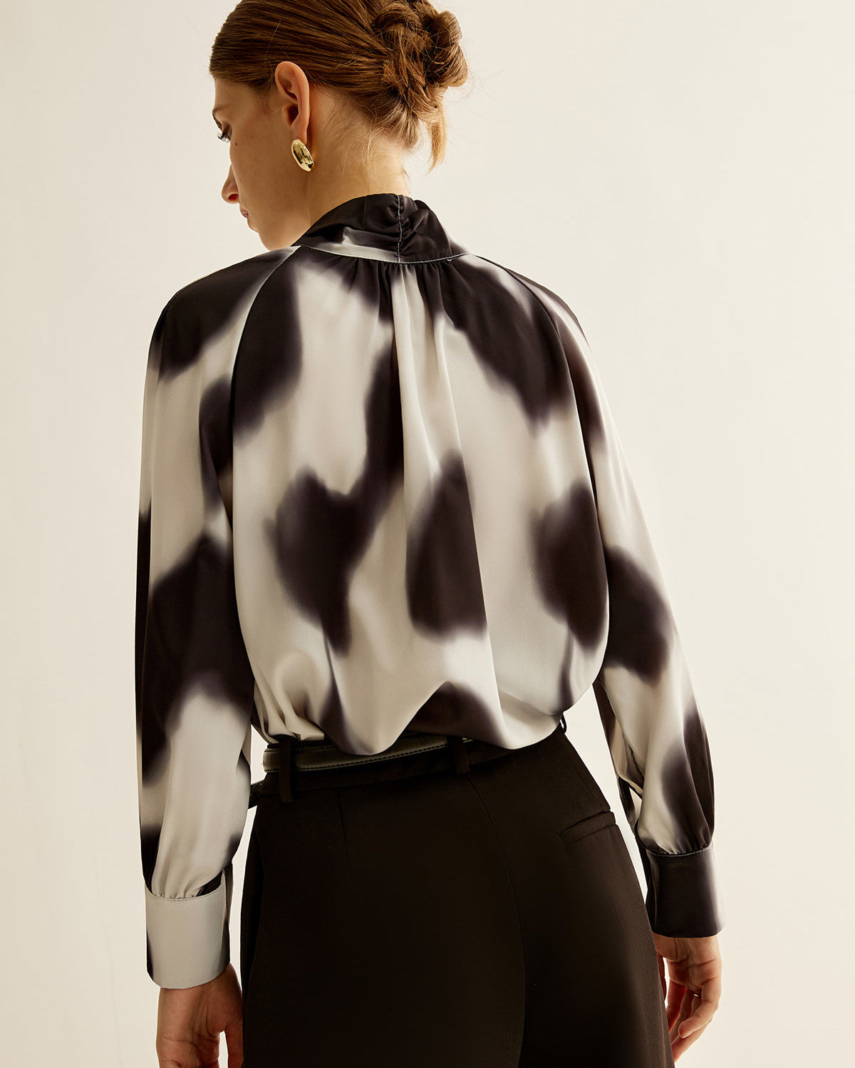 Monochrome Elegance Fular Detaylı Bluz