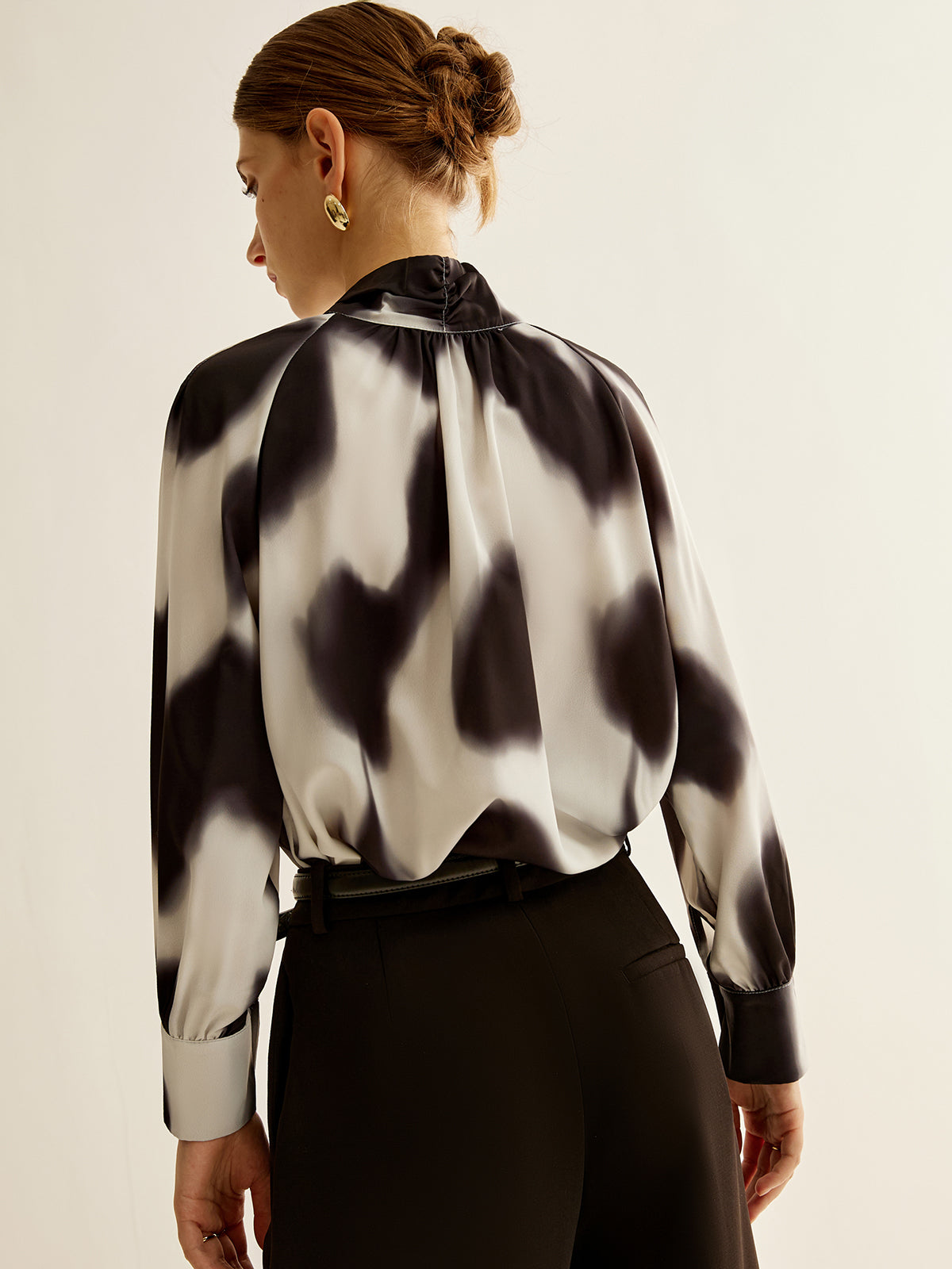 Monochrome Elegance Fular Detaylı Bluz
