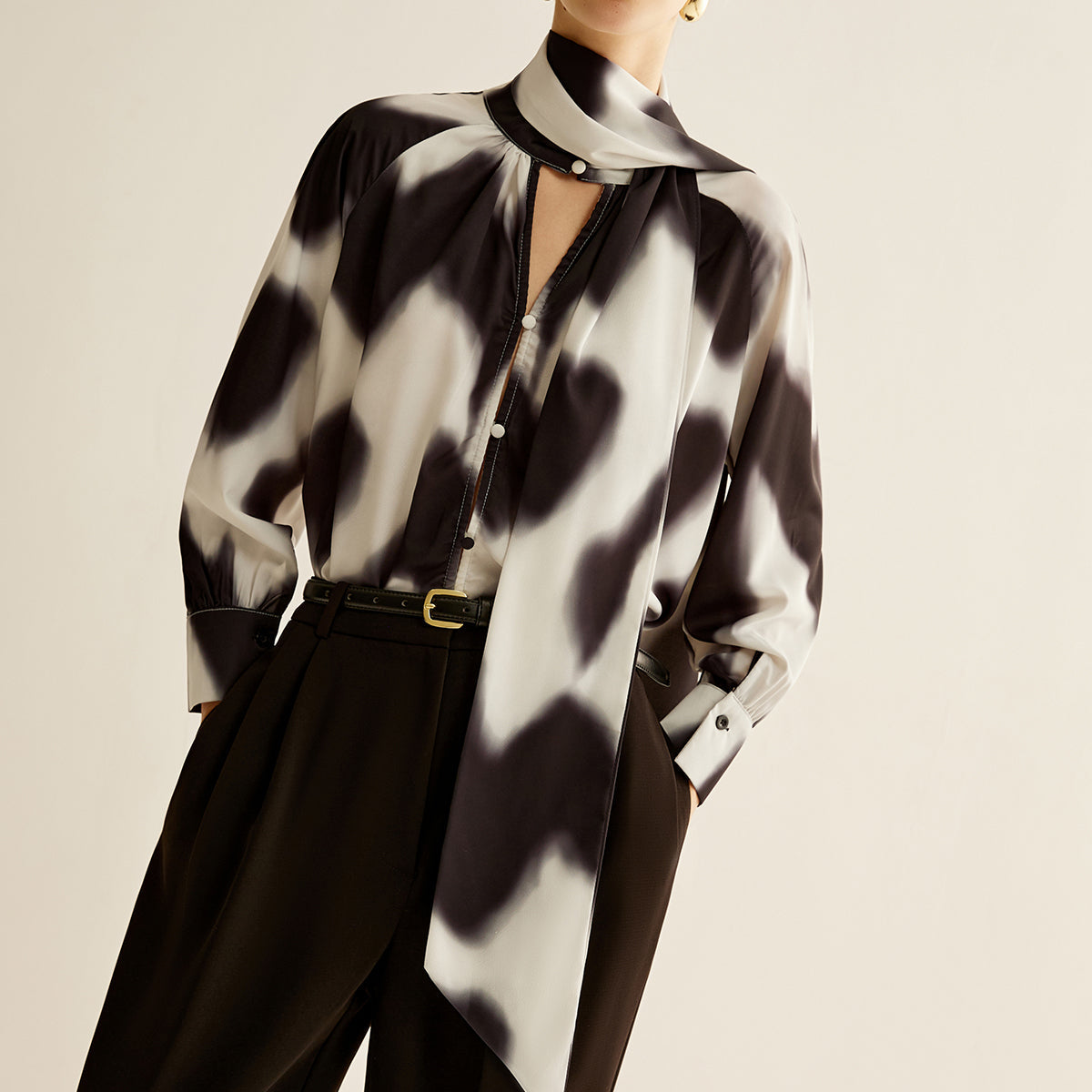 Monochrome Elegance Fular Detaylı Bluz