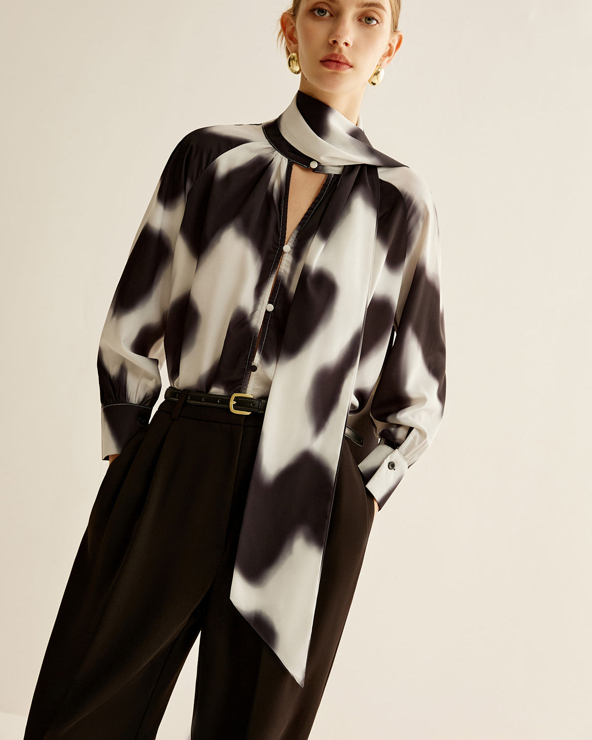 Monochrome Elegance Fular Detaylı Bluz